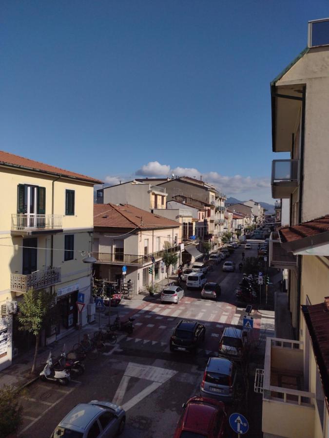 Mazzini Affittacamere Viareggio Bagian luar foto